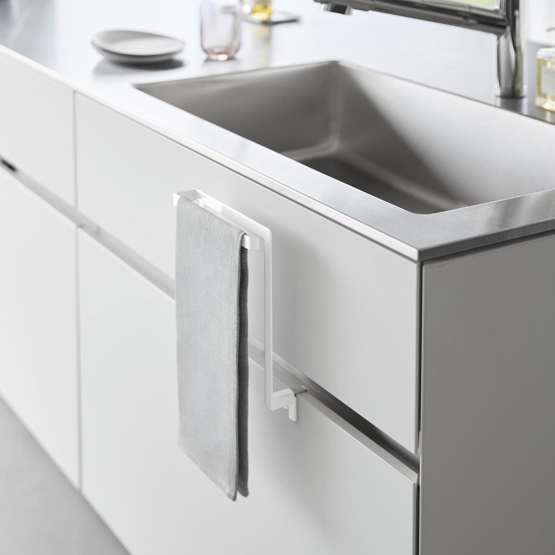 tower】 キッチンシンク下収納扉タオルハンガー｜キッチン用品