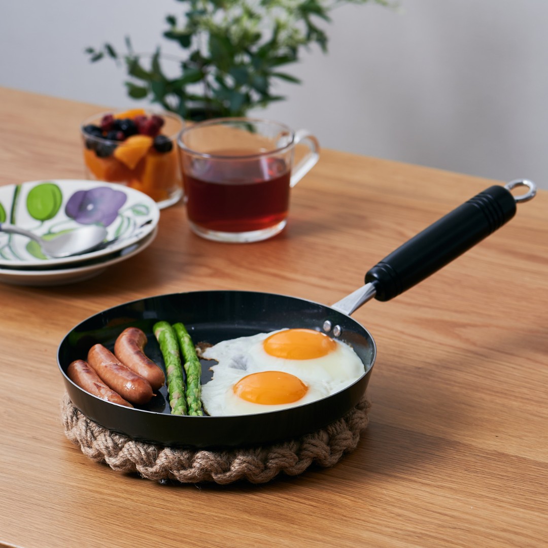 bws SELECTION】 目玉焼きがおいしく焼ける鉄フライパン｜キッチン用品