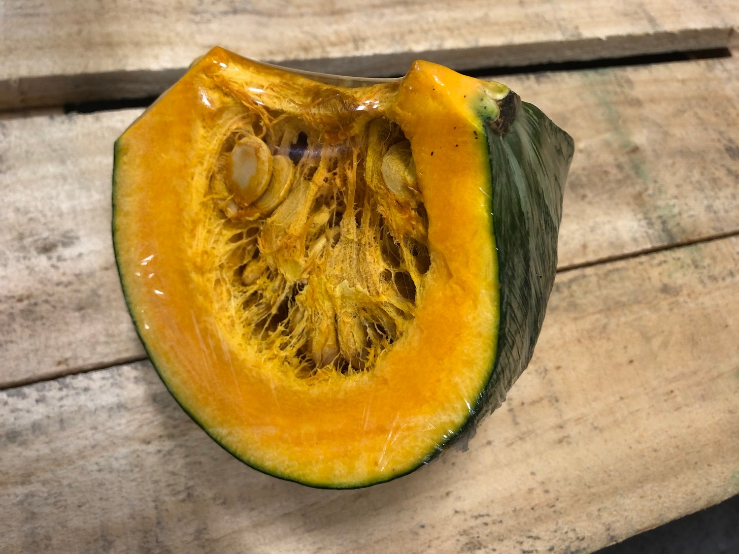 南瓜　1/4カット / 玉２ｋｇサイズ