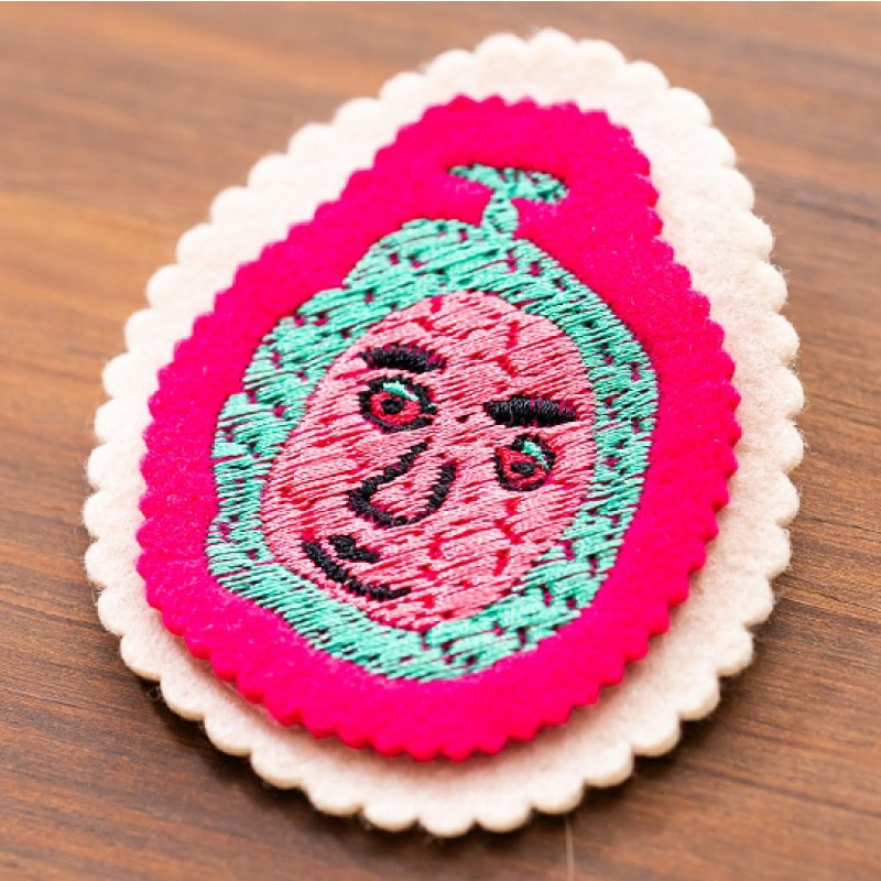 ナニモノデモナイブローチ