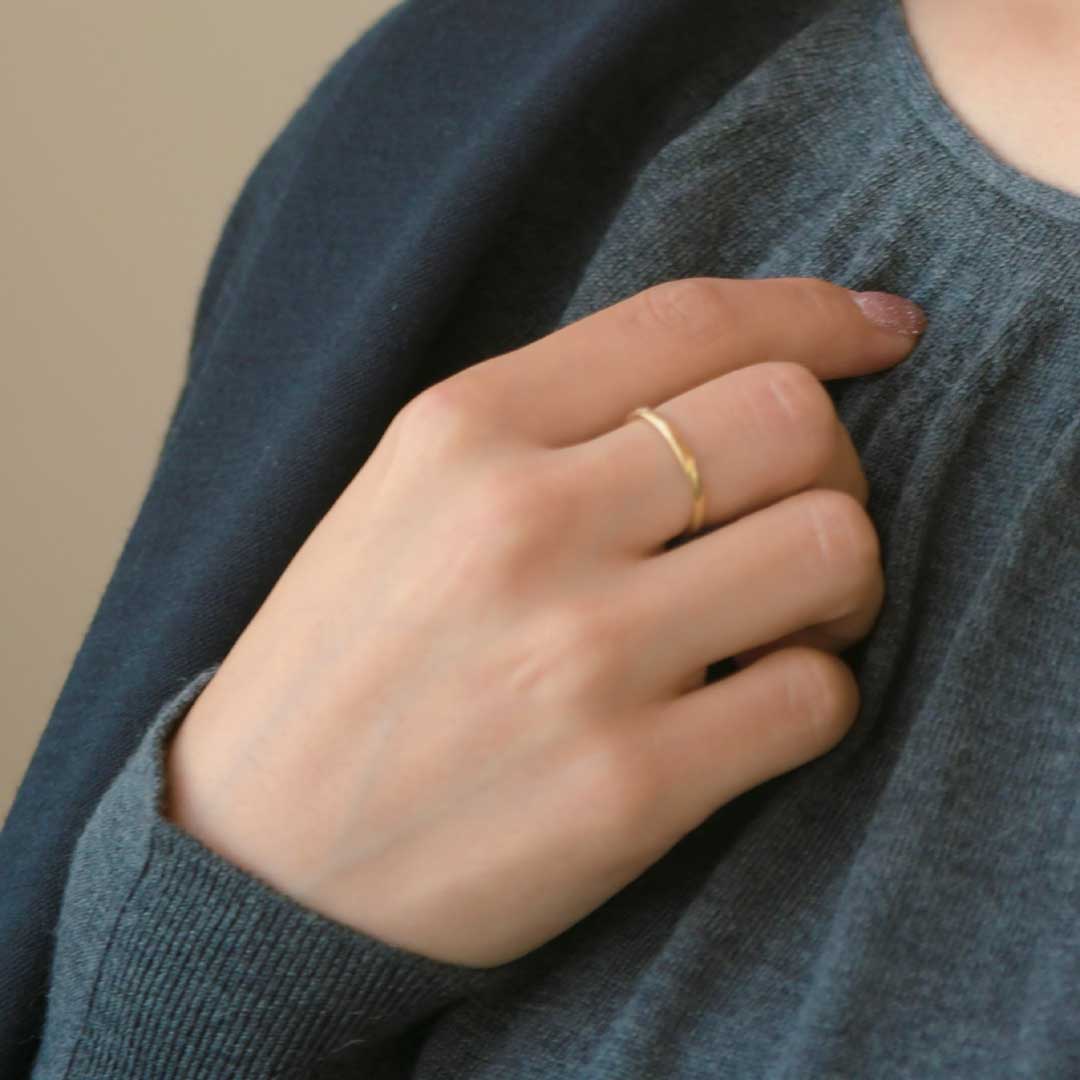 国産ジュエリー　Ｋ１８　ほっそーいリング　角ねじり　Ｋ１８　／ ＯＫＫＯ