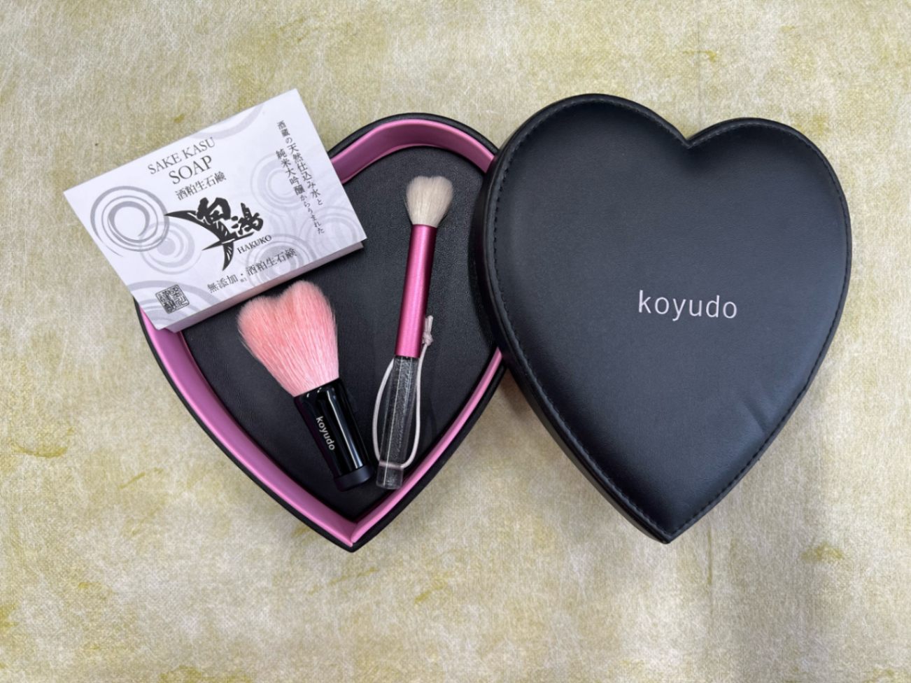 CMB001】白鴻酒粕生石鹸1個と洗顔ブラシ2本のセット｜洗顔・ボディ