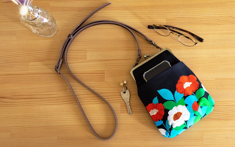 4寸縦型ポシェットがま口「べにつばき 黒」