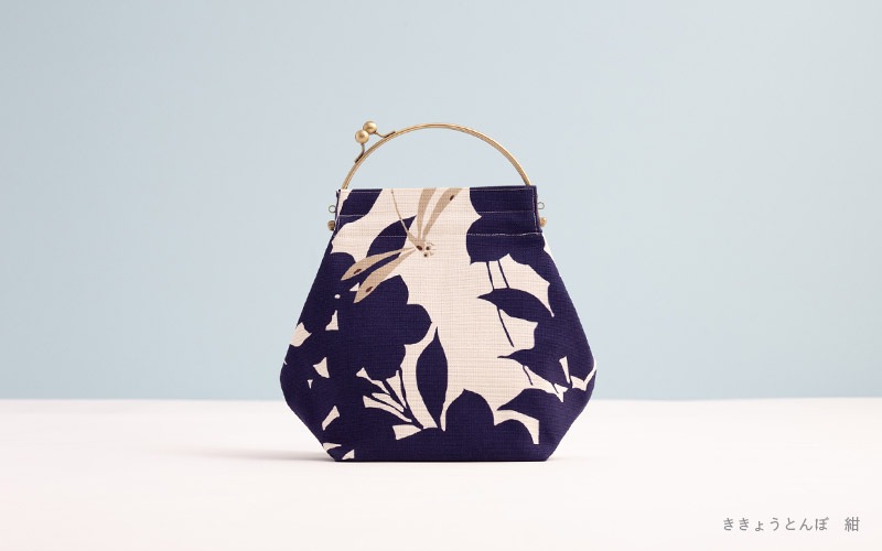 ベンリーがま口【大】「ききょうとんぼ紺」｜亥之吉 by 京美染色株式会社