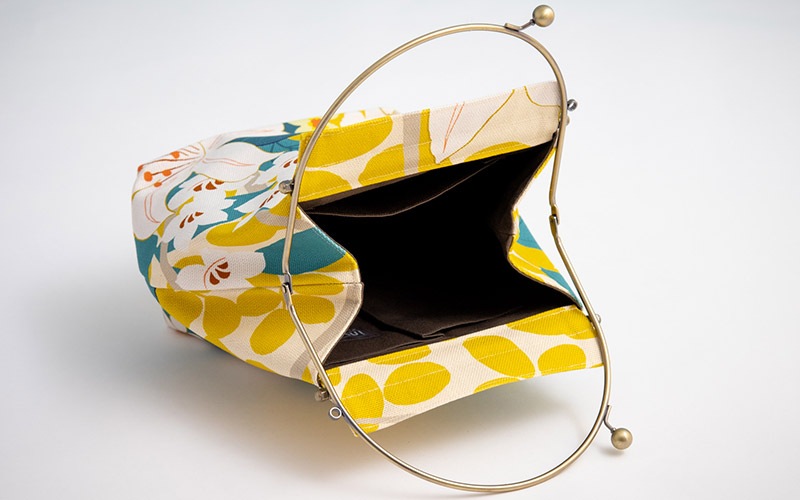 ベンリーがま口【大】「はなのにわ」｜亥之吉 by 京美染色株式会社