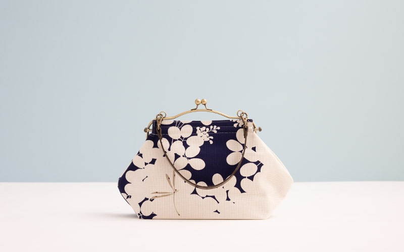 横長ベンリーがま口「ききょうとんぼ 紺」