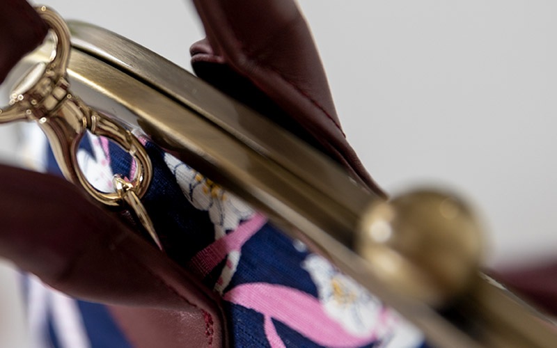 手捺染 シルク2wayがま口バッグ [ゆらりすいせん]