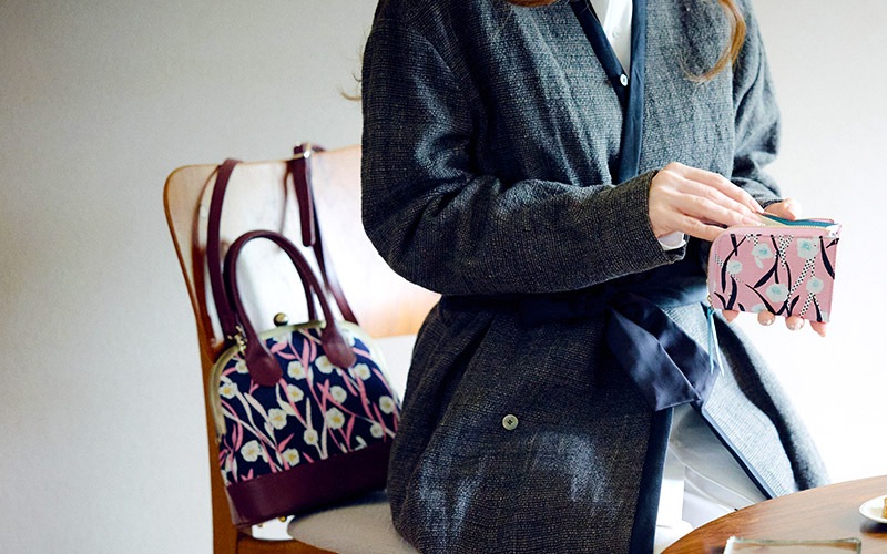 手捺染 シルク2wayがま口バッグ [ゆらりすいせん]