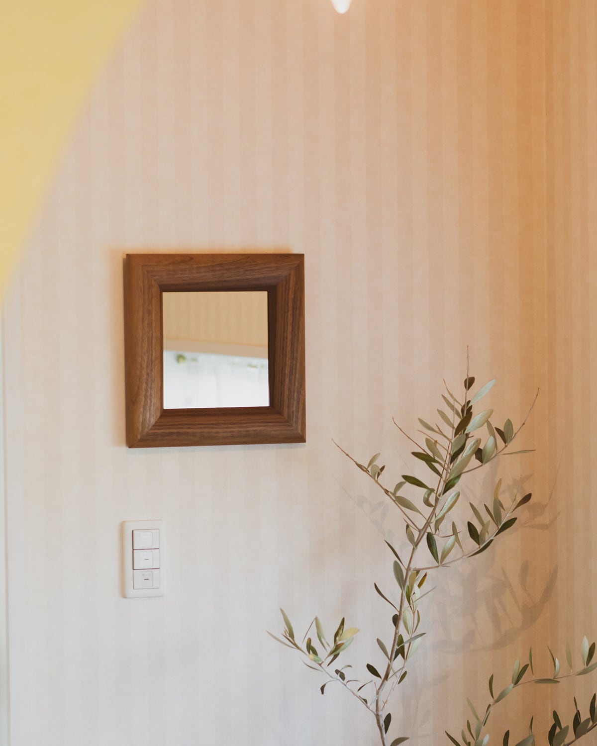 SOL（ソル）51×51cm ウォールナット <br>姿見 壁掛けミラー 正方形  飛散防止 国産 日本製