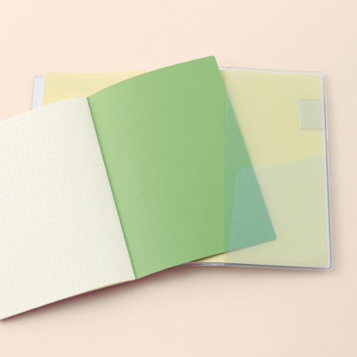 内ポケットもあるので小さいノートも挟める！※ノートは別売です
<a href=