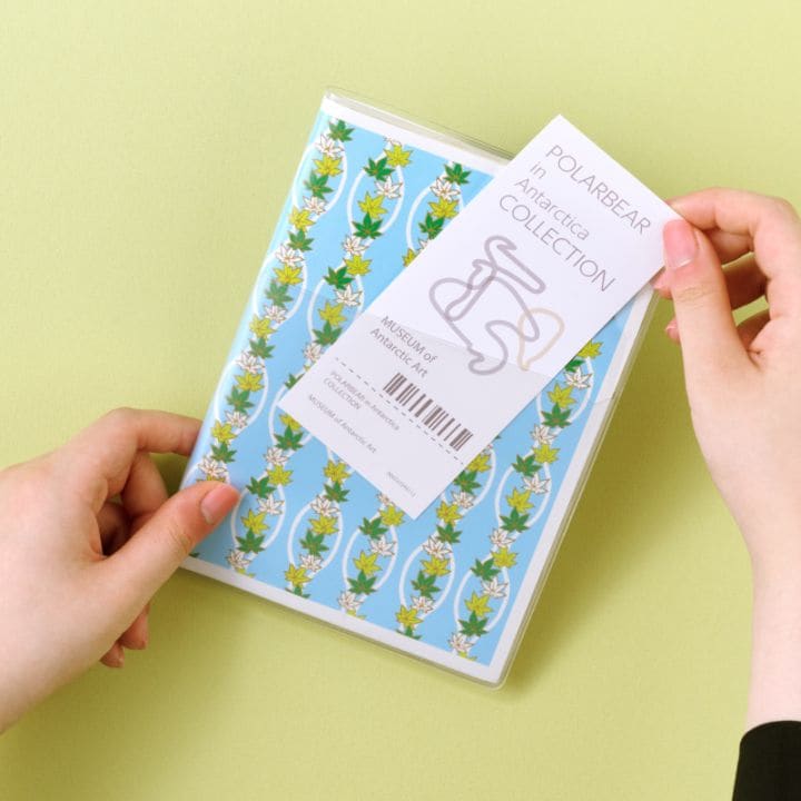 ビニールカバーはポケット付き。チケットなどを挟むのに便利！