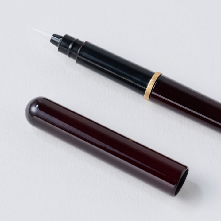 職人の手による漆塗のペン軸が美しい。またインクはカートリッジ式で便利。