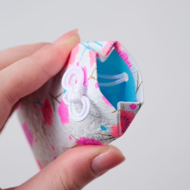 内側はクロス張り。