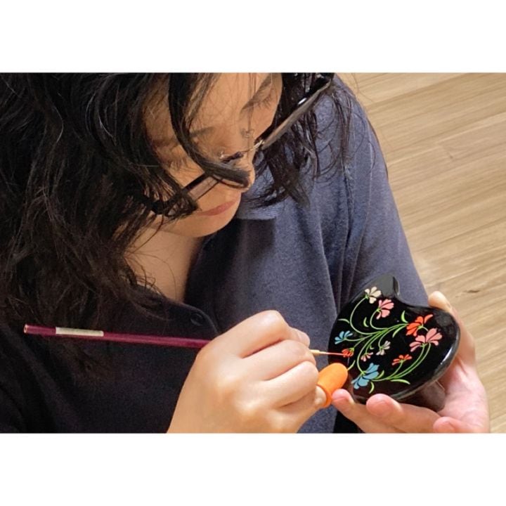 職人の手で一つ一つ描かれている一品もの。