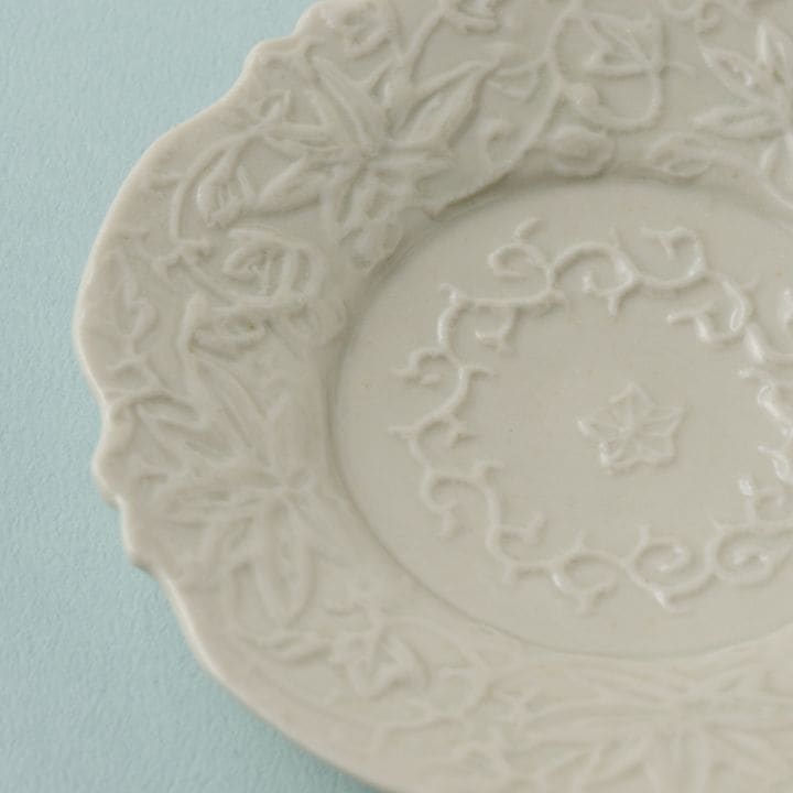 石膏型を作って模様を施す「打ち込み」の技法で作られた豆皿。50個限定販売。