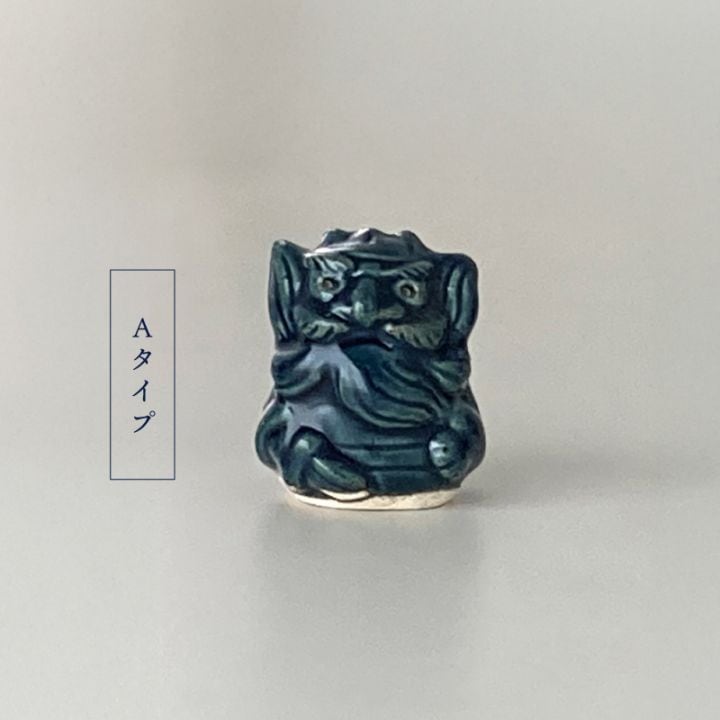 剣を下ろしている鍾馗さん