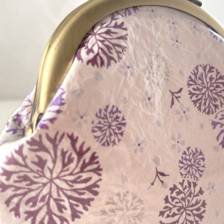 京都の工房で職人の手によって染められた友禅紙。揉みの質感が美しい。