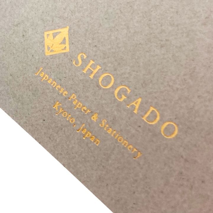 背面には尚雅堂のロゴが箔押しされています。