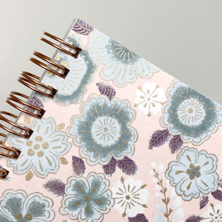 京都の工房で職人の手によって染められた友禅紙。揉みの質感が美しい。