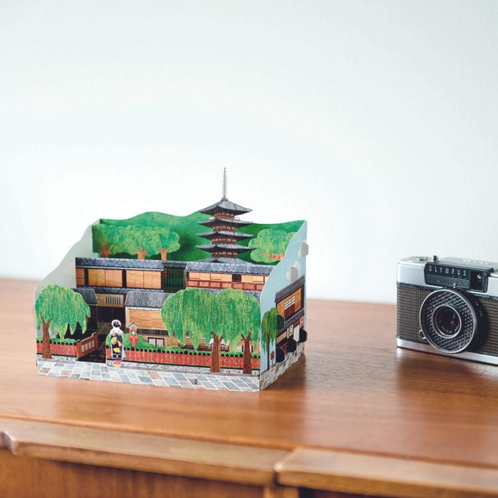 五重塔、お茶屋、石畳……。のぞき込むと、まるで京都の街並みに入り込んだような感覚に！