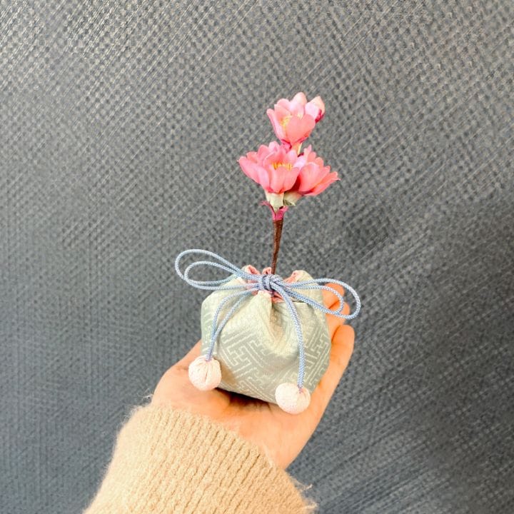 桜の木の枝を挿したような美しい見た目。