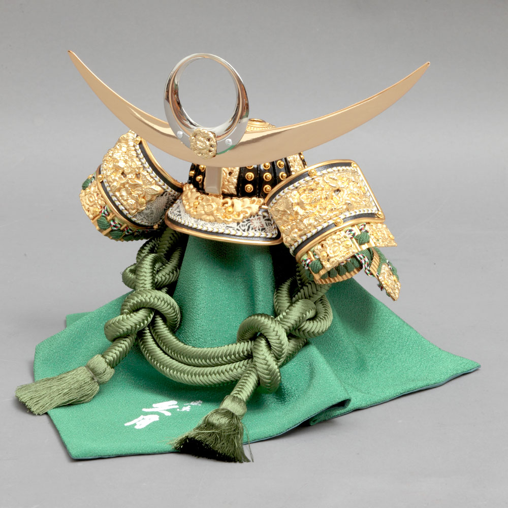 上杉謙信公 兜収納飾り 銘木シリーズ 檜 71GC-17 | 五月人形 | 【公式