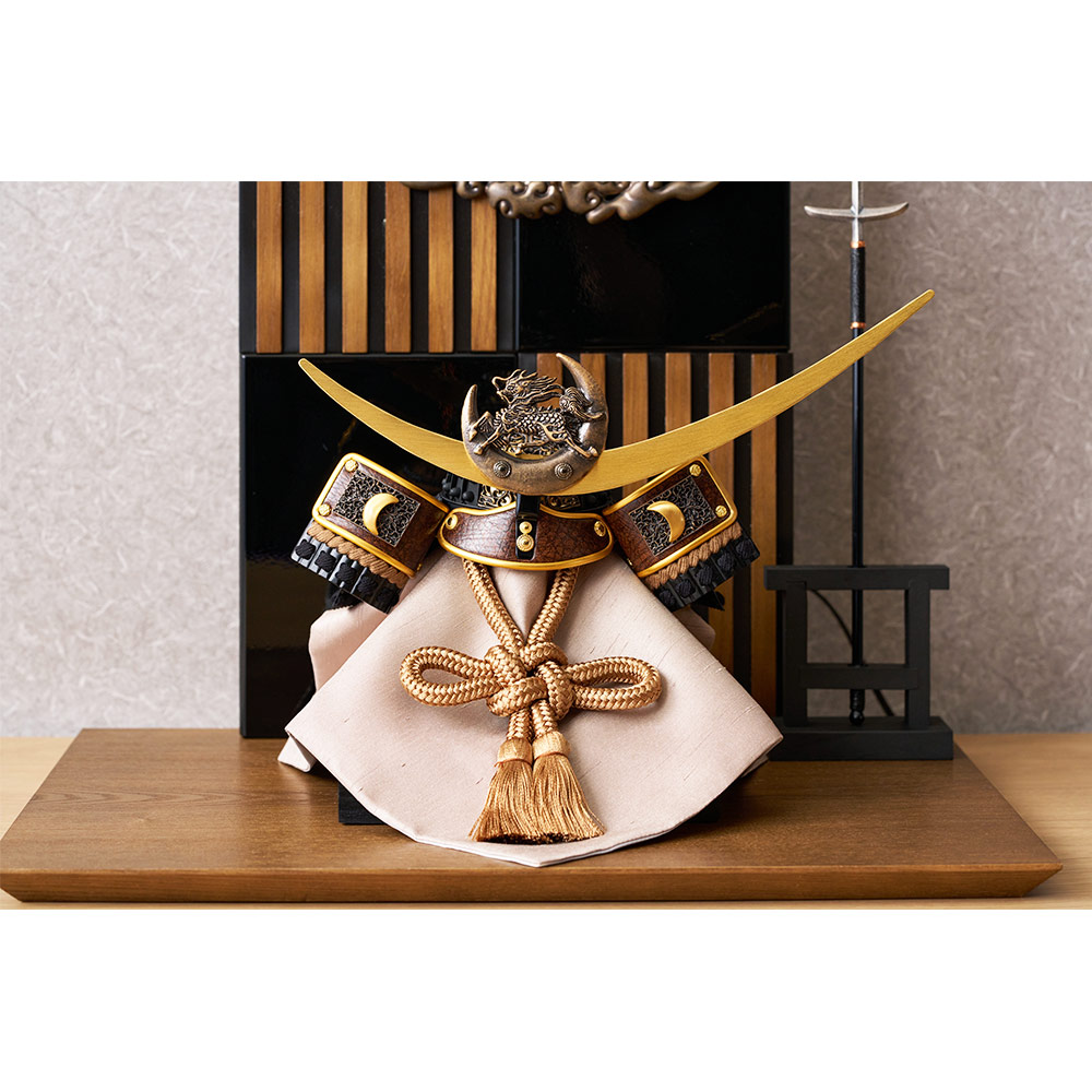 兜飾り【美品】 Amazon | 五月人形 端午の節句 久月 兜飾り 兜平飾り 日輪之兜