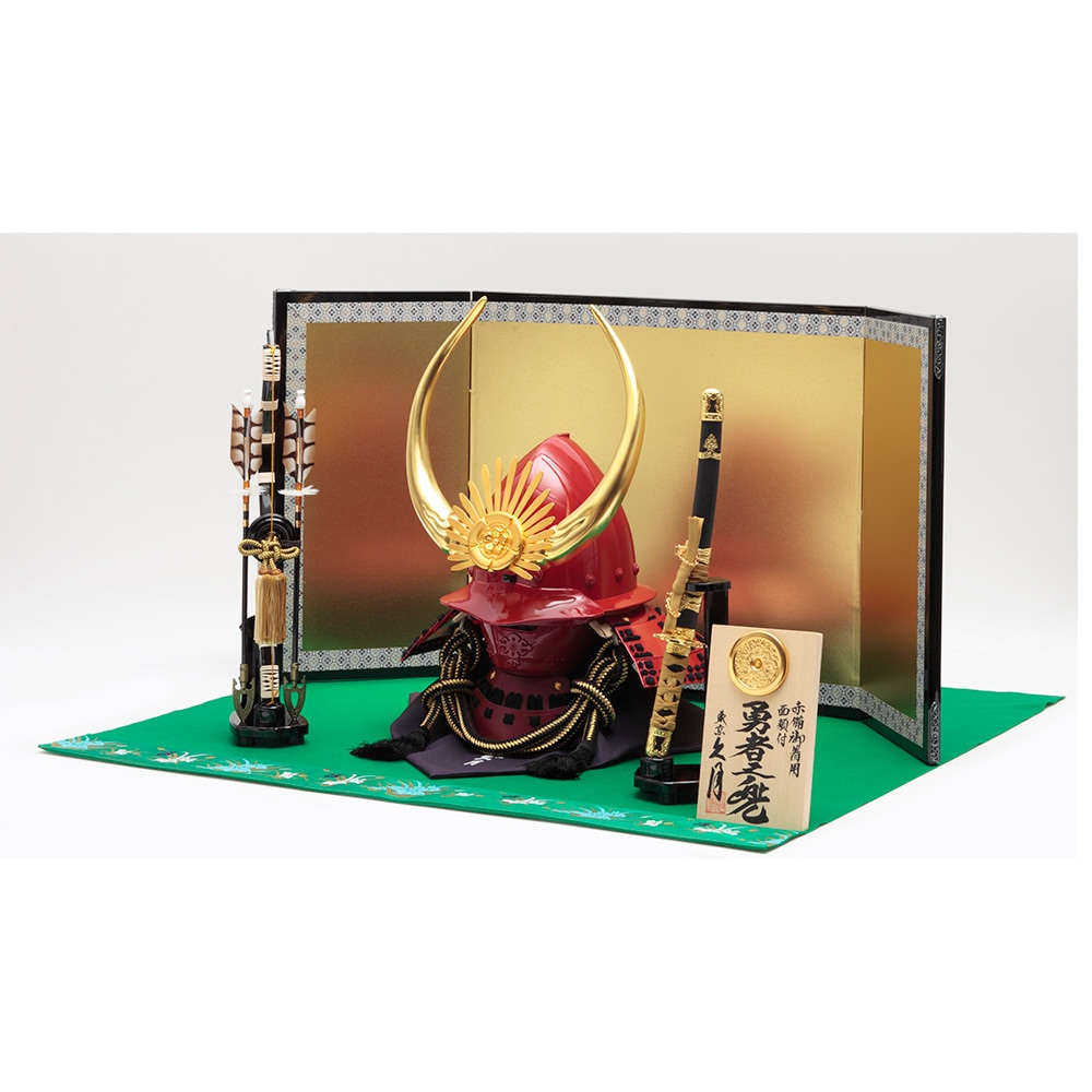 五月人形 武士の兜と刀矢付き 久月 三日月形前立の兜 銀 大越忠保 三日月前立之兜 7号 金彩銀波衝立飾り – スガ人形店