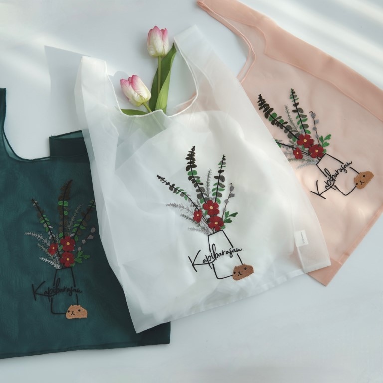 カピバラさん フラワー刺繍マルシェバッグ ホワイト ver