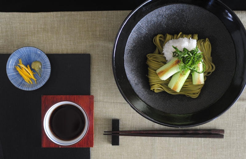 黒釉炭化黒　櫛目9.0めん鉢