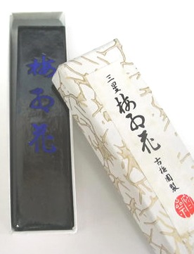 三星梅紅花墨 1.5丁型｜書道用品の半紙や筆、墨などをお探しなら