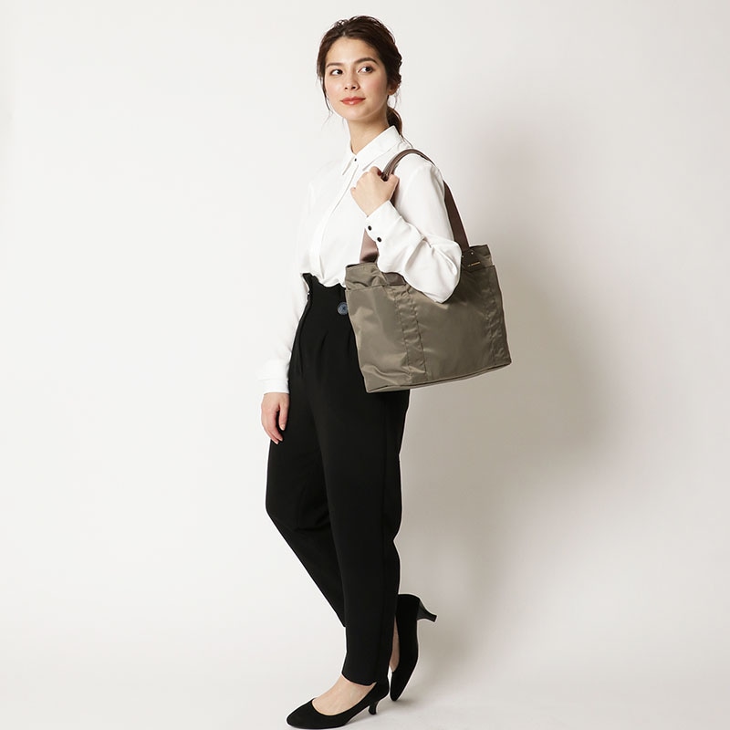 撥水加工で雨の日も安心◎ ナイロントートバッグ【軽量・A4収納】