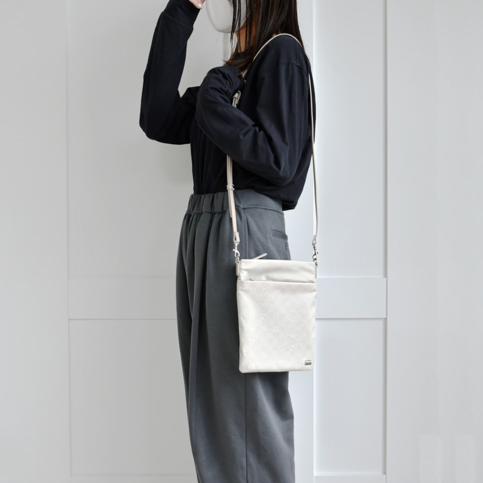 モノグラムデイリースマホポシェット (アイボリー)