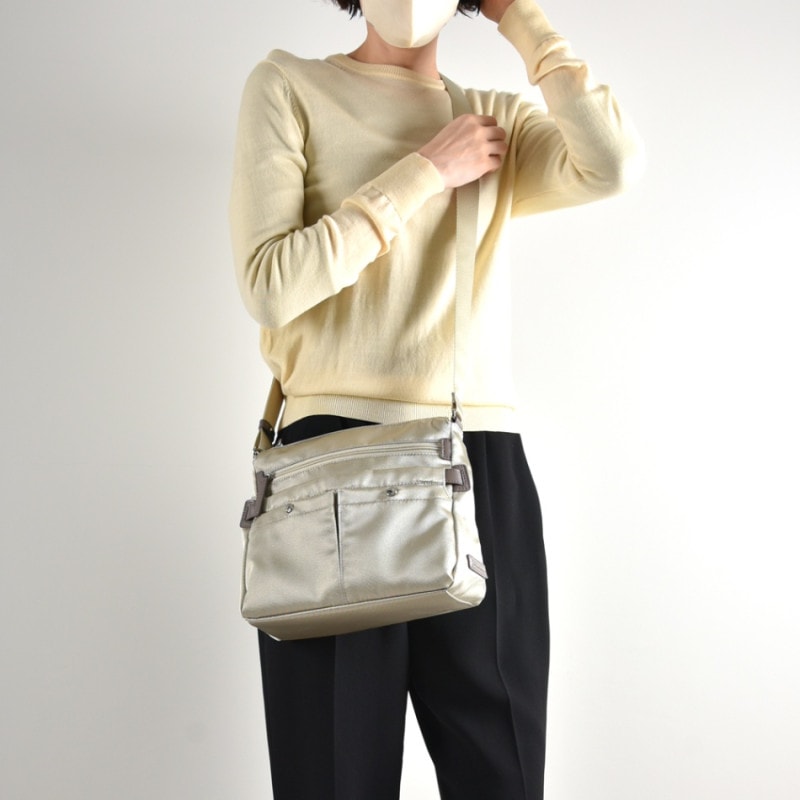 フロントポケット　スクエアナイロンショルダー　Sサイズ (シルバー)