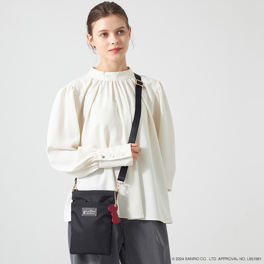 LA BAGAGERIE×HELLO KITTY リボンチャーム付き　スクエアポシェット