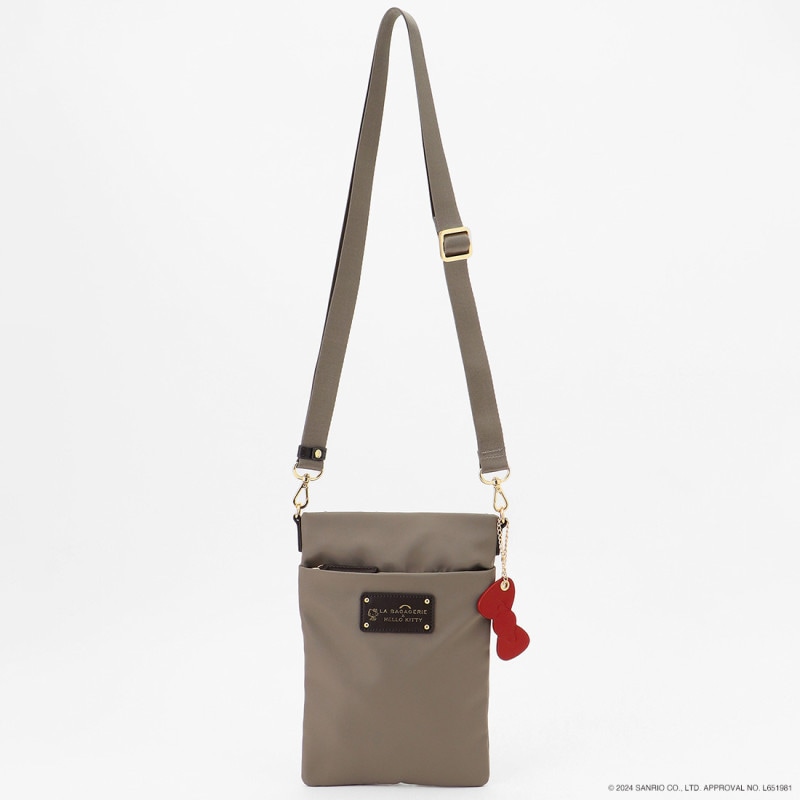 LA BAGAGERIE×HELLO KITTY リボンチャーム付き　スクエアポシェット