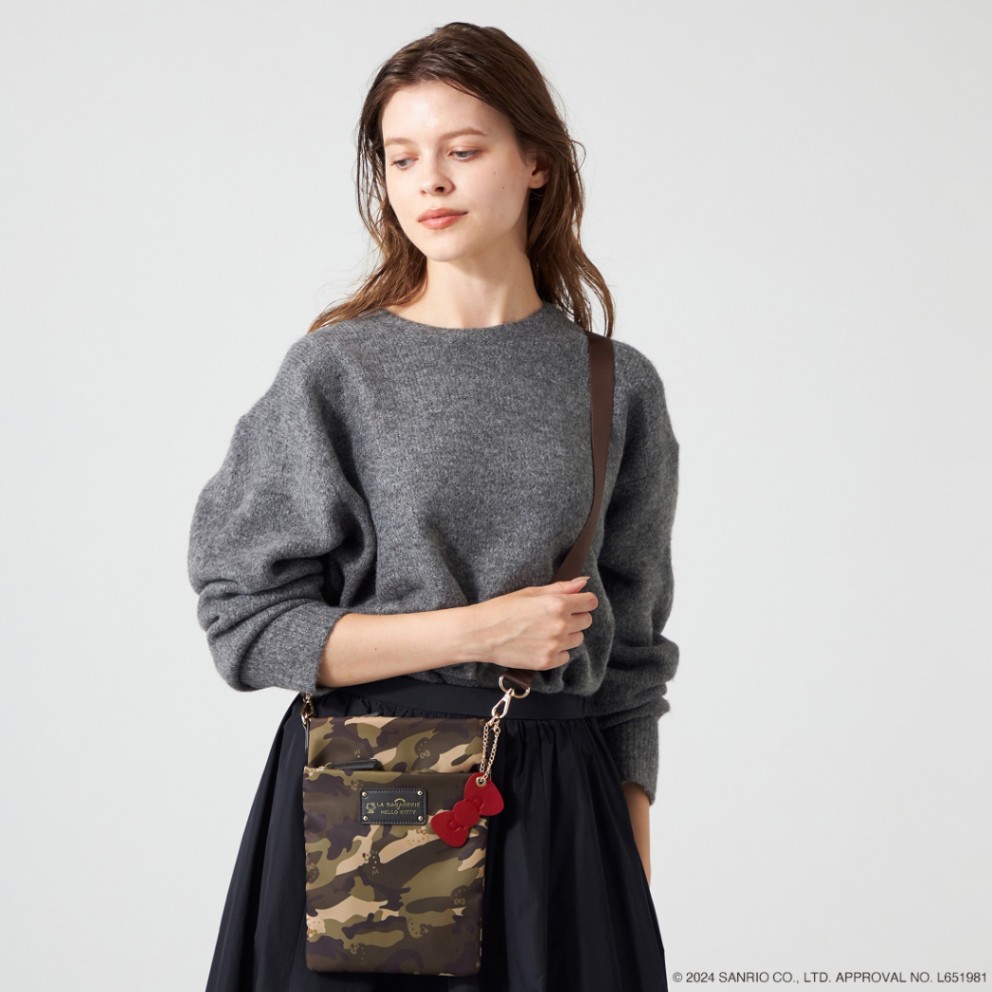 LA BAGAGERIE×HELLO KITTY リボンチャーム付き スクエアポシェット