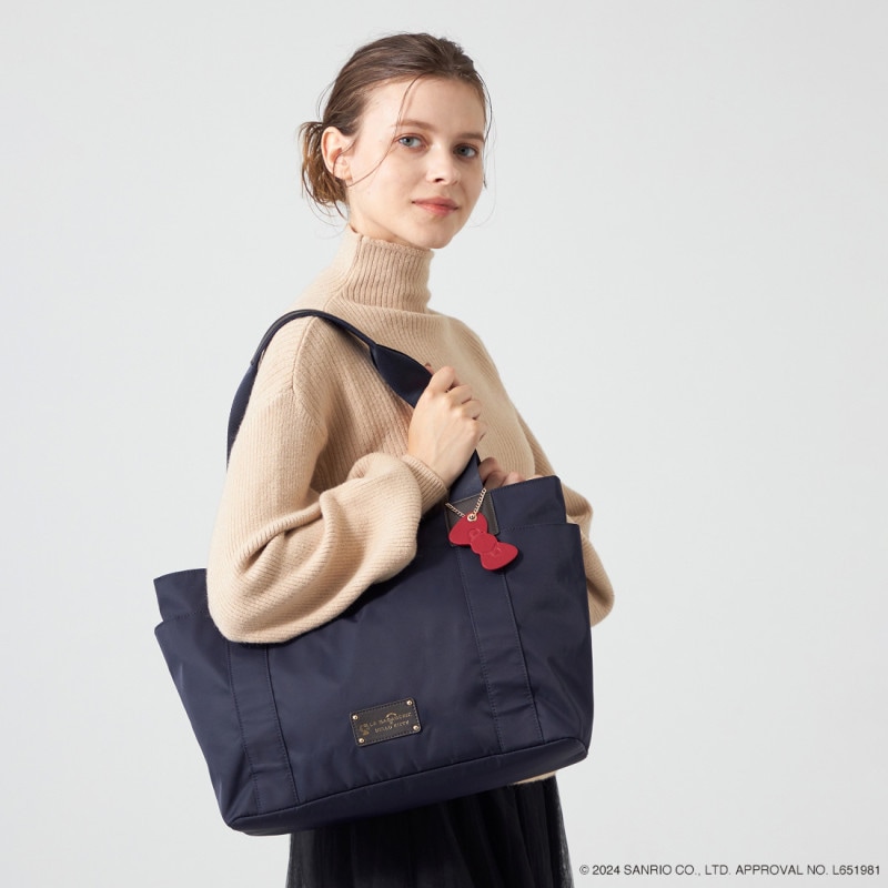 LA BAGAGERIE×HELLO KITTY リボンチャーム付き　デイリートート　Mサイズ