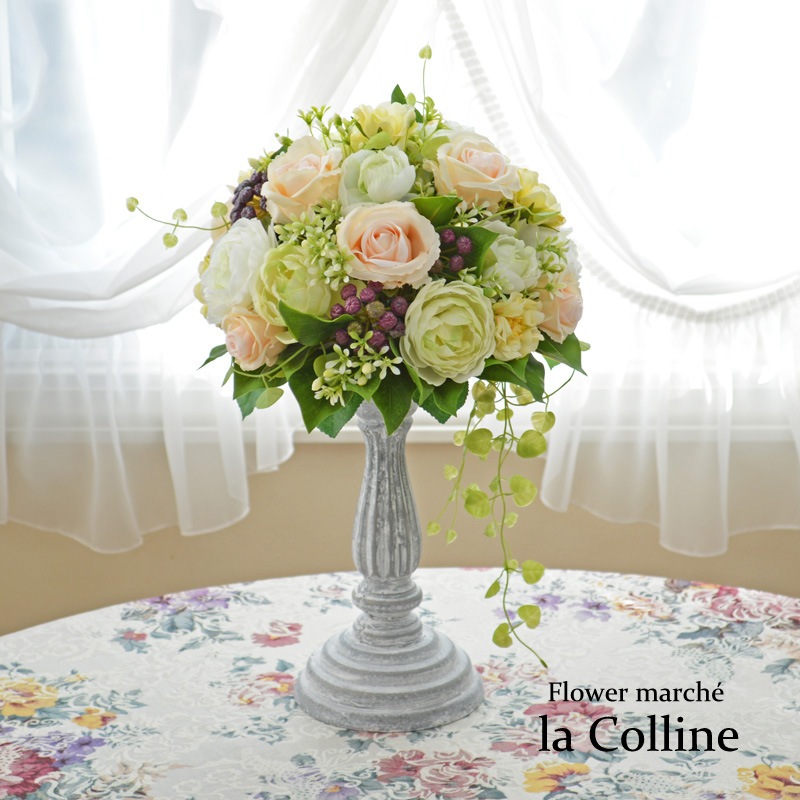 バラとラナンキュラスのラウンドスタンドアレンジ（イエロー  