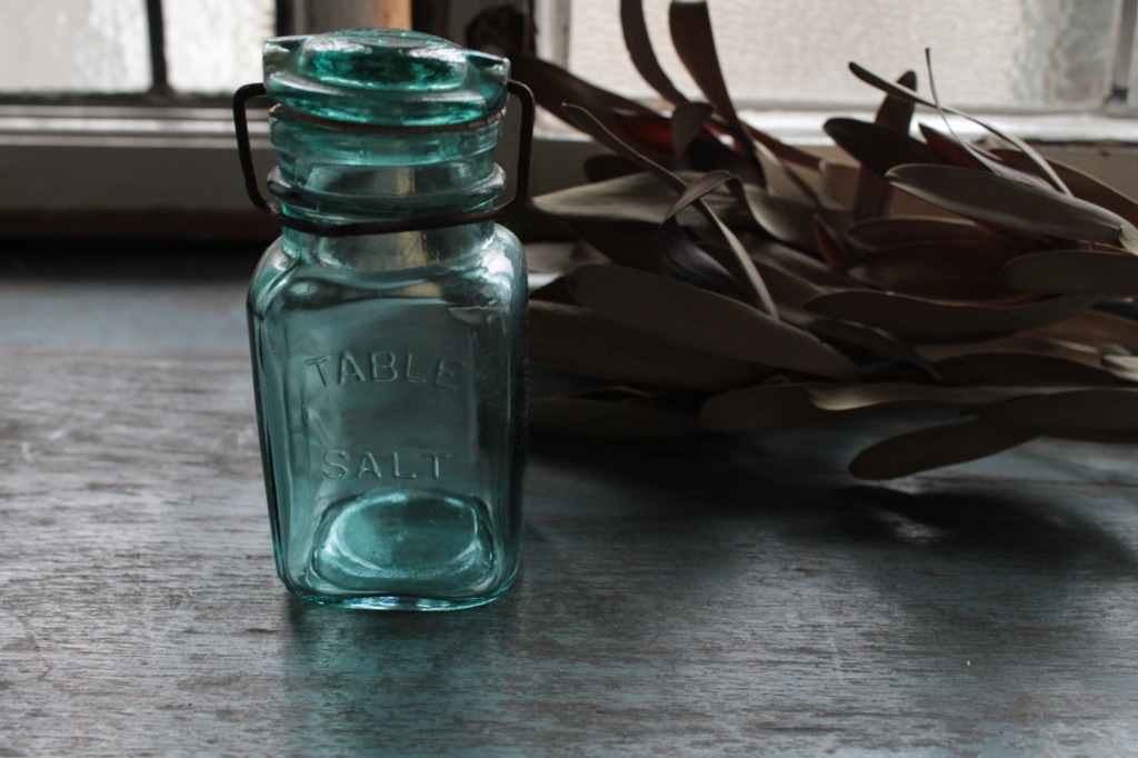 かわいいロゴ入り Table Salt 蓋つきのガラスビン 雑貨 ラフェルムショップ アンティーク雑貨 骨董 オリジナルブランド家具のオンラインショップ
