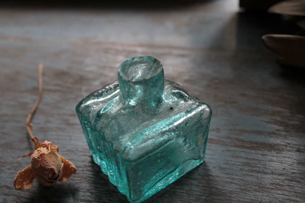 気泡と縦のラインが魅力 イギリスの青いインク瓶 雑貨 ラフェルムショップ アンティーク雑貨 骨董 オリジナルブランド家具のオンラインショップ