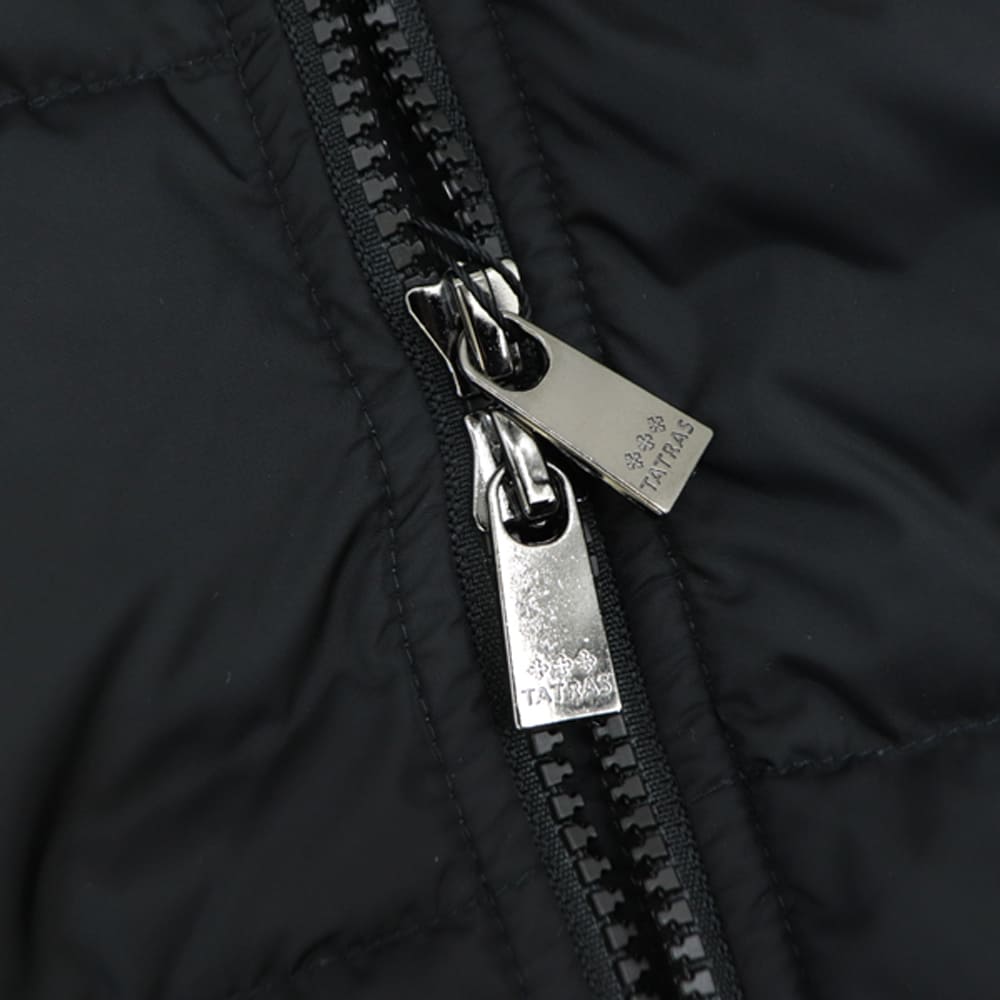 【美品】TATRAS メンズフーデッドダウンジャケット 黒 MTA13A460 美品【TATRAS】メンズフーデッドダウンジャケット 黒 MTA13A460