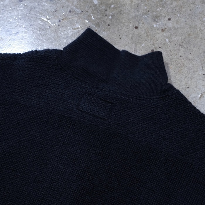 TROPHY CLOTHING �ȥ��ե������������� TR25AW-208��Army Button High Neck Knit�� �����ߡ��ܥ���ϥ��ͥå� �������� ������ �ߥ꥿�꡼ MADE IN JAPAN