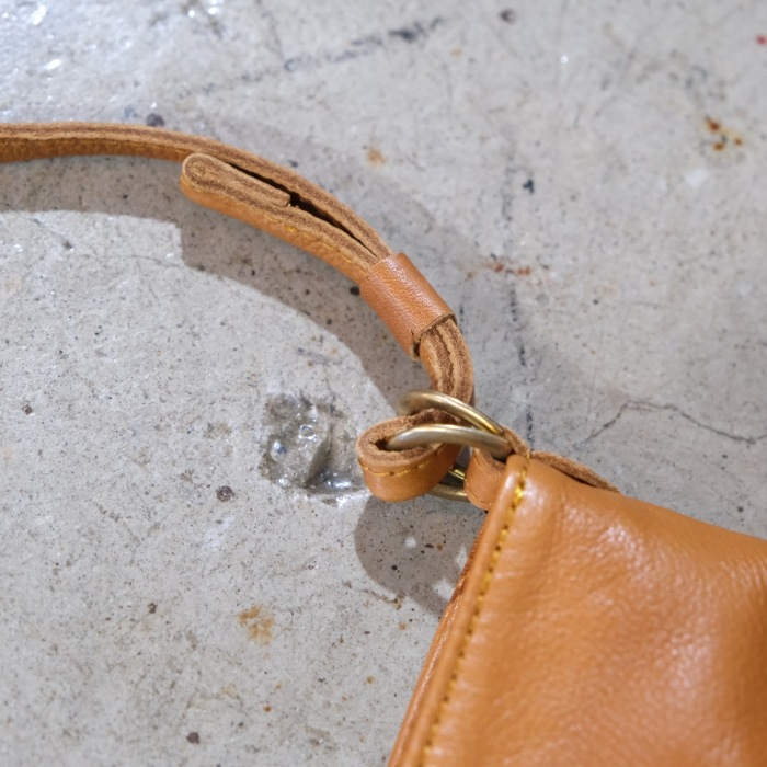 Y'2 LEATHER �磻�ġ��쥶����BG-18-S�ۡ�NATURAL SCAR STEER SACOCHE BAG�� ��CAMEL��ʥ����륹�������ƥ������å���Хå� ���� ������
