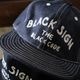 BLACK SIGN �֥�å��������BSSC-26902�ۡ�BLACK CODE Trucker Cap�ۥȥ�å�������å� ��������ɽ� �ե꡼������ �ǥ˥� �ĥ��� ������