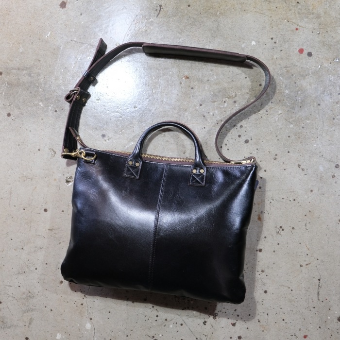Y'2 LEATHER �磻�ġ��쥶�� ��BG-20�ۡ�ANILINE STEER HELMET BAG�ۢ�BLACK(TEA-CORE)�䥹�ƥ��ϥ��ɥإ��åȥХå� ���˥�󥹥ƥ� ���� ������