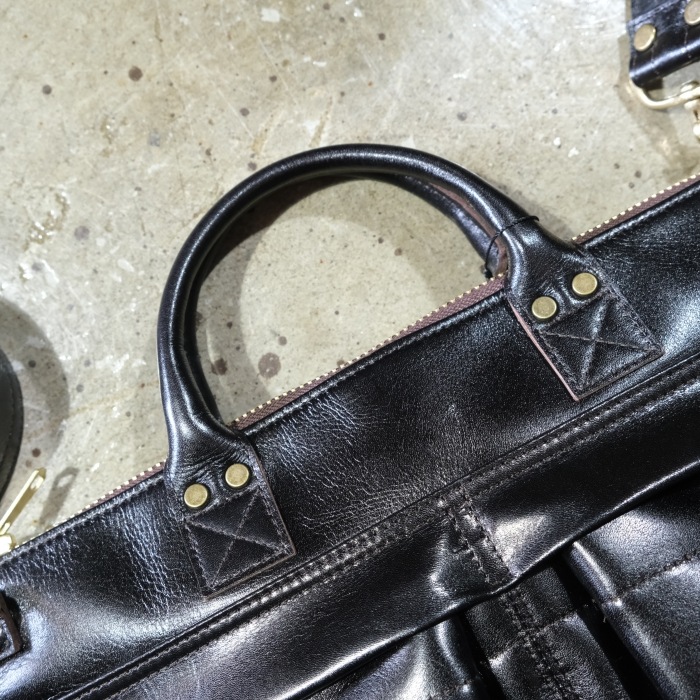 Y'2 LEATHER �磻�ġ��쥶�� ��BG-20�ۡ�ANILINE STEER HELMET BAG�ۢ�BLACK(TEA-CORE)�䥹�ƥ��ϥ��ɥإ��åȥХå� ���˥�󥹥ƥ� ���� ������