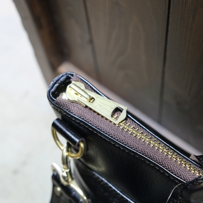 Y'2 LEATHER �磻�ġ��쥶�� ��BG-20�ۡ�ANILINE STEER HELMET BAG�ۢ�BLACK(TEA-CORE)�䥹�ƥ��ϥ��ɥإ��åȥХå� ���˥�󥹥ƥ� ���� ������