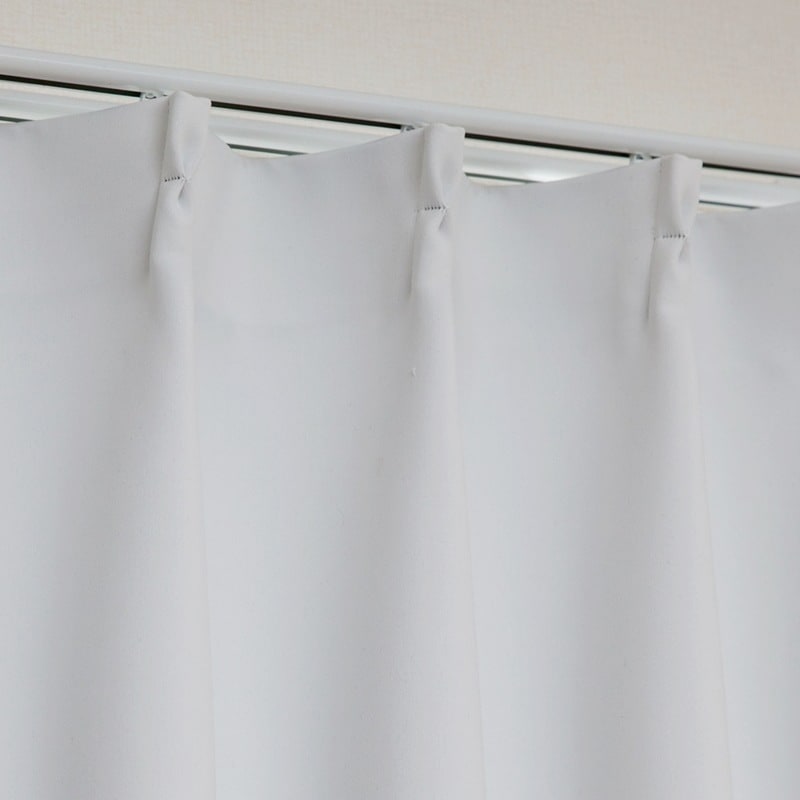 明るい遮光1級＞なめらかな風合いの白色。保温＆遮光無地カーテン