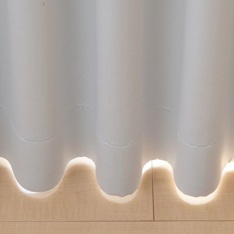 明るい遮光1級＞なめらかな風合いの白色。保温＆遮光無地カーテン